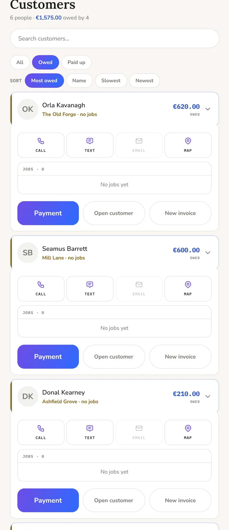 Customers sorted by most owed: 620, 600 and 210 euro, each card with call, text and map, and buttons for a payment, the customer and a new invoice